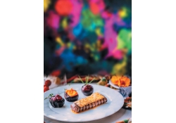 Оленина с маслом Cafe de Paris и свёклой с черносмородиновым конфитюром