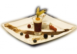 Белый шоколадный мусс с добавлением ликера Куантро, с черным тертым шоколадом и свежими лесными ягодами