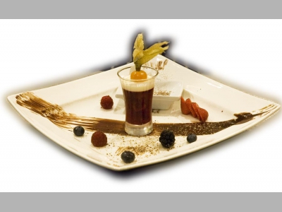 Белый шоколадный мусс с добавлением ликера Куантро, с черным тертым шоколадом и свежими лесными ягодами