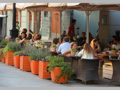 Владельцы летних кафе в Санкт-Петербурге жалуются на бюрократию