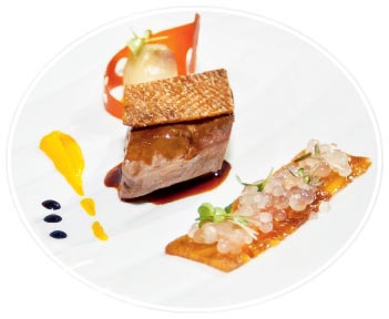 Вариация из утки в сопровождении карпаччо из хурмы, «икры» из шампанского, запеченного лука-шалот и соуса с ароматом апельсина от Павла Белялова, лучшего повара Санкт-Петербурга-2012