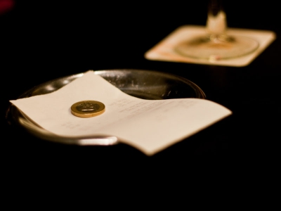 С нового года ресторанам и кафе будет запрещено включать чаевые в чек