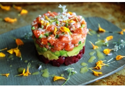 Тартар из тунца с тапенадом из маслин