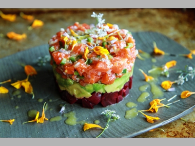 Тартар из тунца с тапенадом из маслин