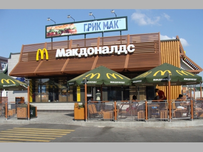 «Макдоналдс» начал принимать карты «Мир»