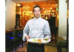 Лосось горячего копчения со свежими овощами от Эмиля Ковтуна, шеф-повара бара «Бегемот»