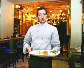 Лосось горячего копчения со свежими овощами от Эмиля Ковтуна, шеф-повара бара «Бегемот»