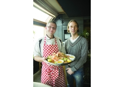 Целый камчатский краб от Юрия Манчука, шеф-повара ресторана «Волга-Волга», и Якова Александрова, руководителя отдела продаж HoReCa компании «Новая Аляска»