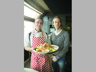 Целый камчатский краб от Юрия Манчука, шеф-повара ресторана «Волга-Волга», и Якова Александрова, руководителя отдела продаж HoReCa компании «Новая Аляска»