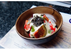 Инжир с заварным кремом Пармезан и икрой белуги