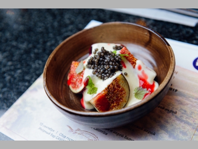 Инжир с заварным кремом Пармезан и икрой белуги