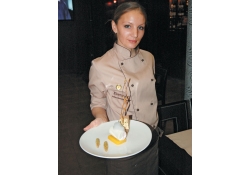 Мусс из лосося холодного копчения с раковыми шейками, авокадо и козьим сыром и эспумой из тыквы и фенхеля с чипсом из цуккини и пенным соусом  от Галины Монастырецкой