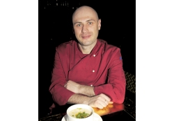 Суп из сладкого печеного чеснока с миндалем и чиабаттой от шеф-повара ресторана «Культ. Личности» Руслана Ступицкого