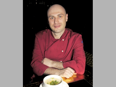 Суп из сладкого печеного чеснока с миндалем и чиабаттой от шеф-повара ресторана «Культ. Личности» Руслана Ступицкого