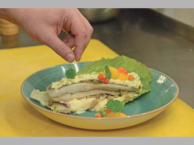 Судачок «а-ля натурель» с пюре из молодого картофеля и сибирскими солеными груздями