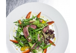 Салат с утиной грудкой от Ильи Воронова, бренд-шефа ресторана «СольФаСоль»