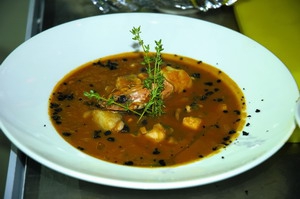 Тосканский суп из морепродуктов и пряных трав от Романа Степаненко, бренд-шефа европейской кухни московской компании «Система БИТ 2000»