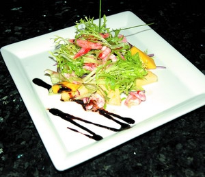 Салат c креветками, манго и рукколой