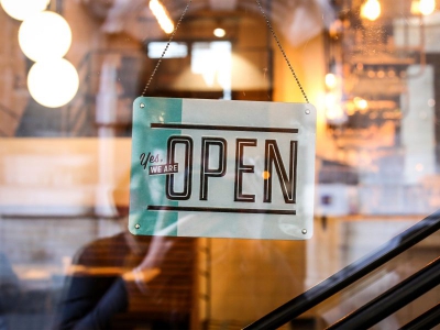 В Санкт-Петербурге возобновили работу ТЦ и рестораны