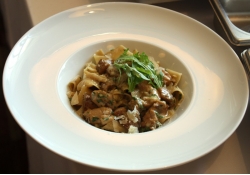 Папарделли в соусе из белых грибов с томленой крольчатиной