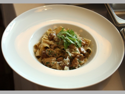 Папарделли в соусе из белых грибов с томленой крольчатиной