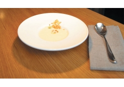 Картофельный крем-суп с желе со вкусом морских водорослей и красной икрой