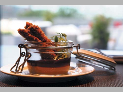 Печеночные пальчики с муссом из лука и смородиновым желе