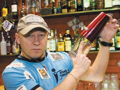 Продажи в баре напрямую связаны с честностью или нечестностью бармена