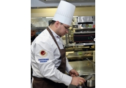 Вырезка молочного телёнка с мозговой костью и гарниром из картофеля ратте и стручковым горошком от Равиля Трегулова, шеф-повара ресторана «Декантер»