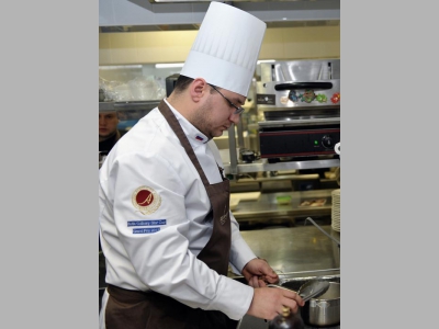 Вырезка молочного телёнка с мозговой костью и гарниром из картофеля ратте и стручковым горошком от Равиля Трегулова, шеф-повара ресторана «Декантер»