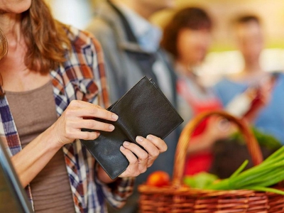 Россияне продолжают экономить на еде и развлечениях