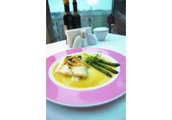 Припущенный на пару палтус со спаржей в винно-имбирном медовом соусе с эстрагоном от Александра Бельковича, шеф-повара петербургского ресторана «Москва», и Якова Александрова, руководителя отдела продаж HoReCa компании «Новая Аляска»