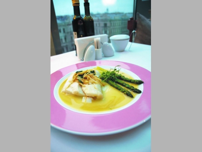 Припущенный на пару палтус со спаржей в винно-имбирном медовом соусе с эстрагоном от Александра Бельковича, шеф-повара петербургского ресторана «Москва», и Якова Александрова, руководителя отдела продаж HoReCa компании «Новая Аляска»