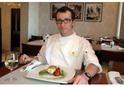 Филе судака в картофеле на зеленой спарже с вялеными томатами от Николая Хвалынского