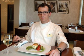 Филе судака в картофеле на зеленой спарже с вялеными томатами от Николая Хвалынского