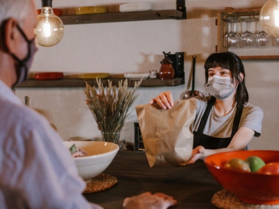 Как обеспечить безопасное получение заказов навынос и доставку готовых блюд – пять советов от Tork