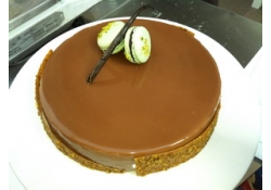 Блинный торт с кремом из белого шоколада, карамелизированного фундука и пасты пралине