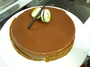 Блинный торт с кремом из белого шоколада, карамелизированного фундука и пасты пралине