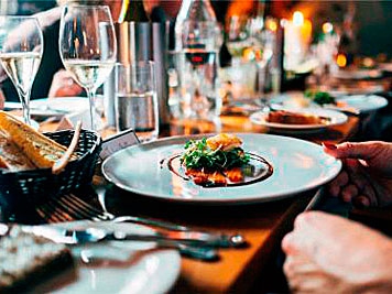 Театр начинается с вешалки, а ресторан все чаще с картинки в интернете