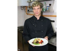 Филе палтуса с корнеплодами от Александра Капустина, шеф-повара кафе Sanam («Санам»)