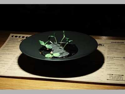 Закуска с балтийской килькой пряного посола, яйцом пашот и творожным кремом