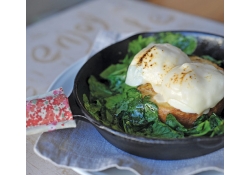 Английский маффин с яйцом пашот, козьим сыром и шпинатом