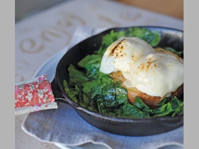 Английский маффин с яйцом пашот, козьим сыром и шпинатом