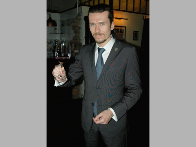 Максим Наумкин. Декантация вина для презентации гостю