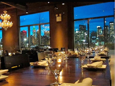 В Нью-Йорке повысили минимальную зарплату. Рестораторы сокращают сотрудников