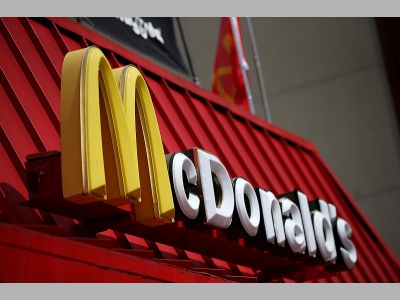 «Макдональдс» поможет своим сотрудникам деньгами