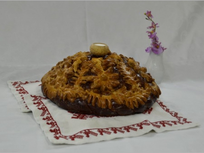 Выпечка: кулич и булочки