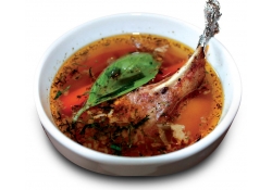 Тушёное каре ягненка с мини-морковью, картофелем ратте, нутом и зеленью