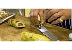 Каре ягненка в корочке из васаби с обжаренными кедровыми орешками