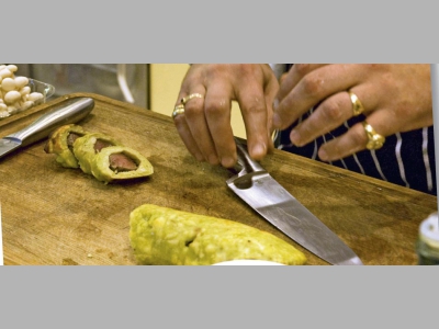 Каре ягненка в корочке из васаби с обжаренными кедровыми орешками